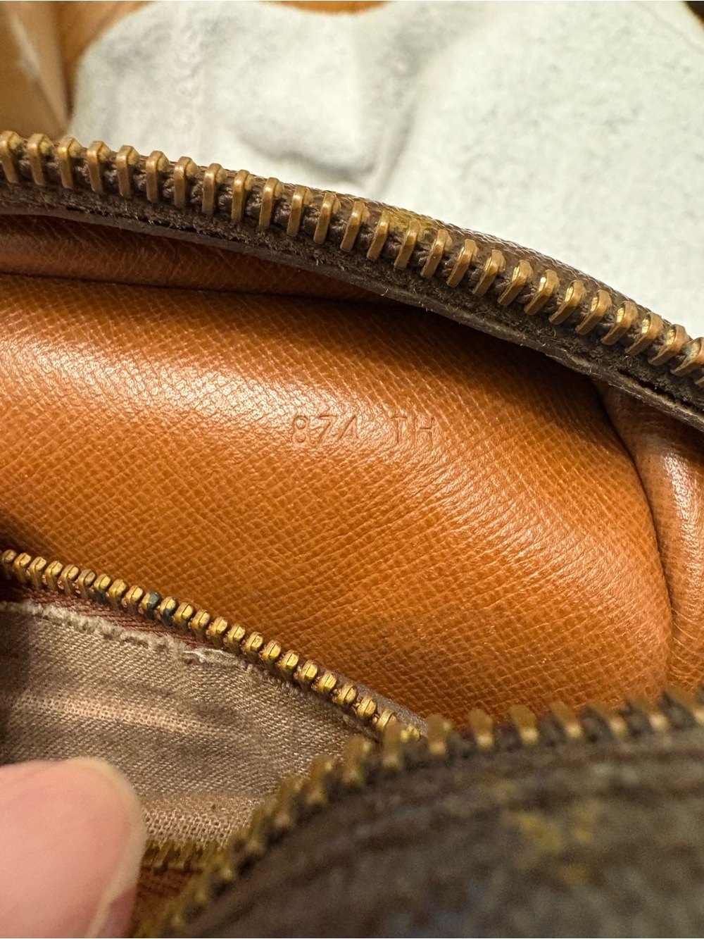 AUTH Vintage Louis Vuitton Monogram Crossbody Camera Bag - Date Code 874 TH - Picture 5 of 17